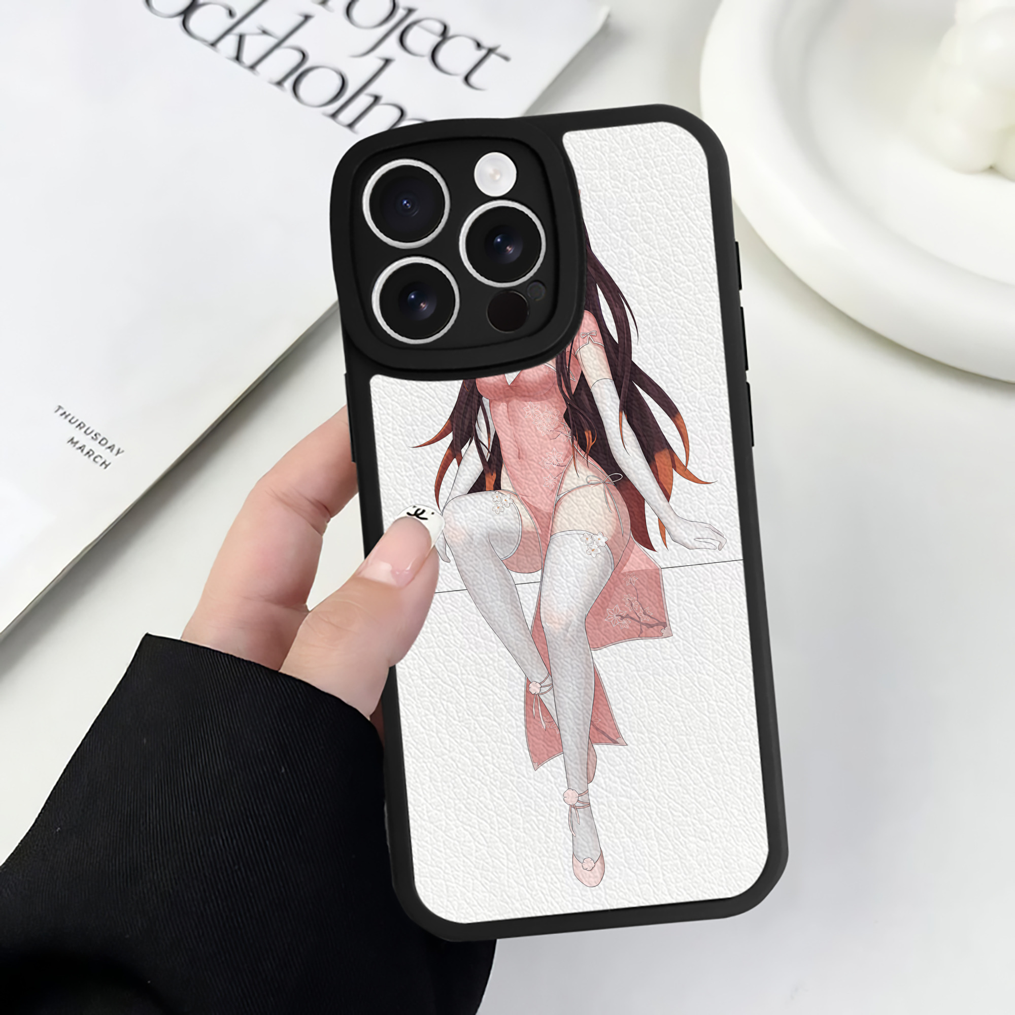 （画像用） 鬼滅の刃（きめつのやいば）竈門 禰󠄀豆子／かまど ねずこ Kamado Nezuko 【iPhone 16シリーズ対応】シリコンスマホケース（レザー調） 材質：シリコン